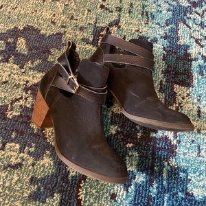 Heeled ankle boot with strap